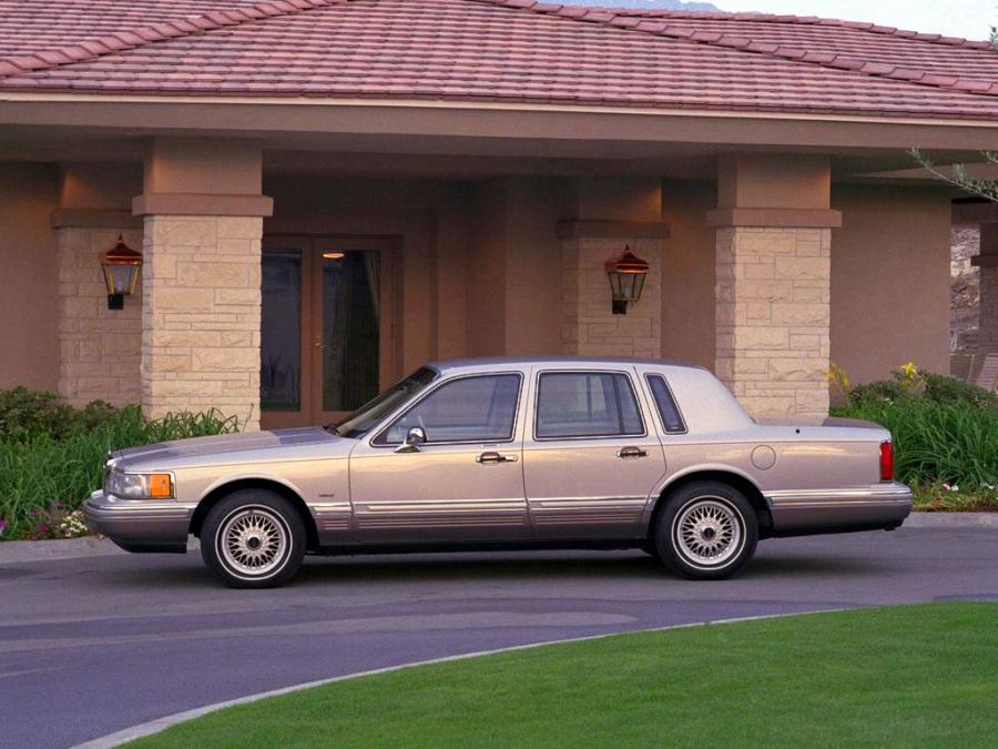  Lincoln Town Car 1990 года  (фото 2 из 5)